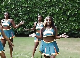 Un entraînement de pompomgirls tourne bizarrement ! (NSFW)