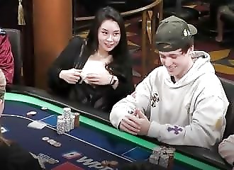 Oups, son nichon sort lors d'un tournoi de poker !