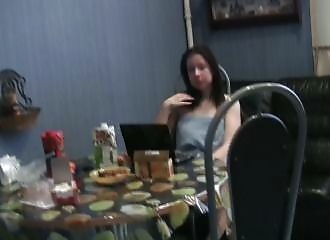 Surprise par mon copain en train de regarder un film sensuel