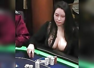 Oups, son nichon sort lors d'un tournoi de poker !