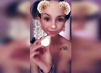 Elle chie des chamallows avant de les manger