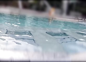 Un ado me masturbe dans une piscine publique