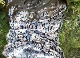 Prise en levrette rapidement pour ne pas se faire prendre dans la nature