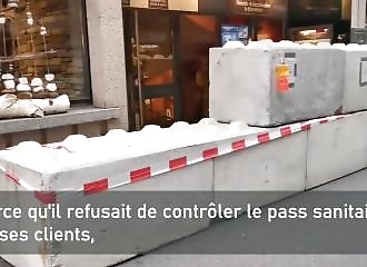 Des blocs de béton pour empêcher les clients d'entrer dans son bar ! (Pass sanitaire)